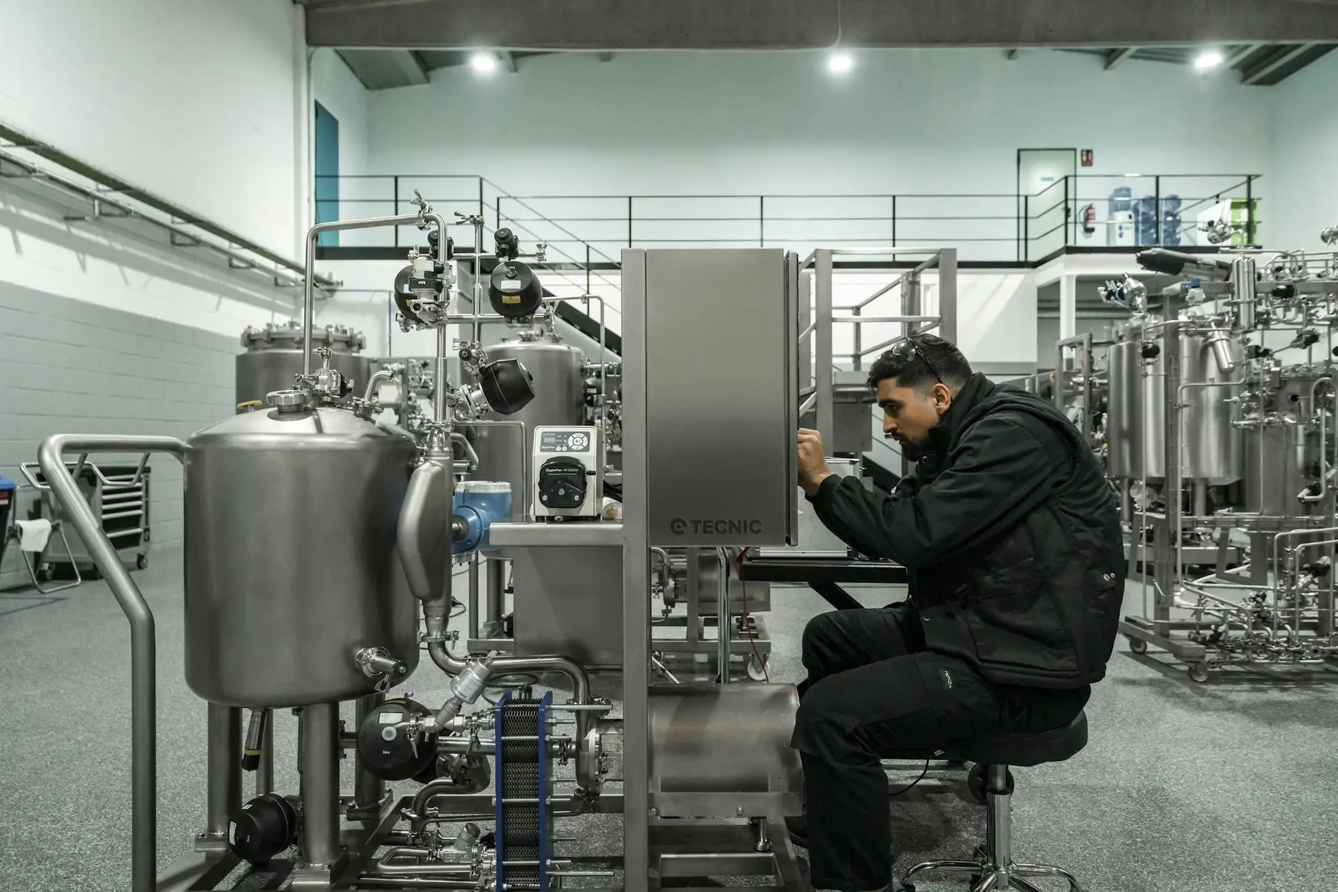 Proses makinesinde arıza tespiti yapan teknisyen