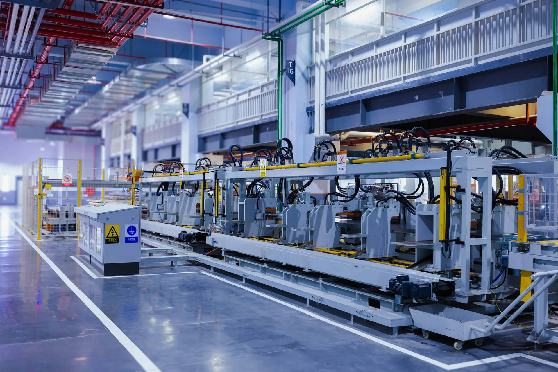 Fabrikada otomatik üretim hattı