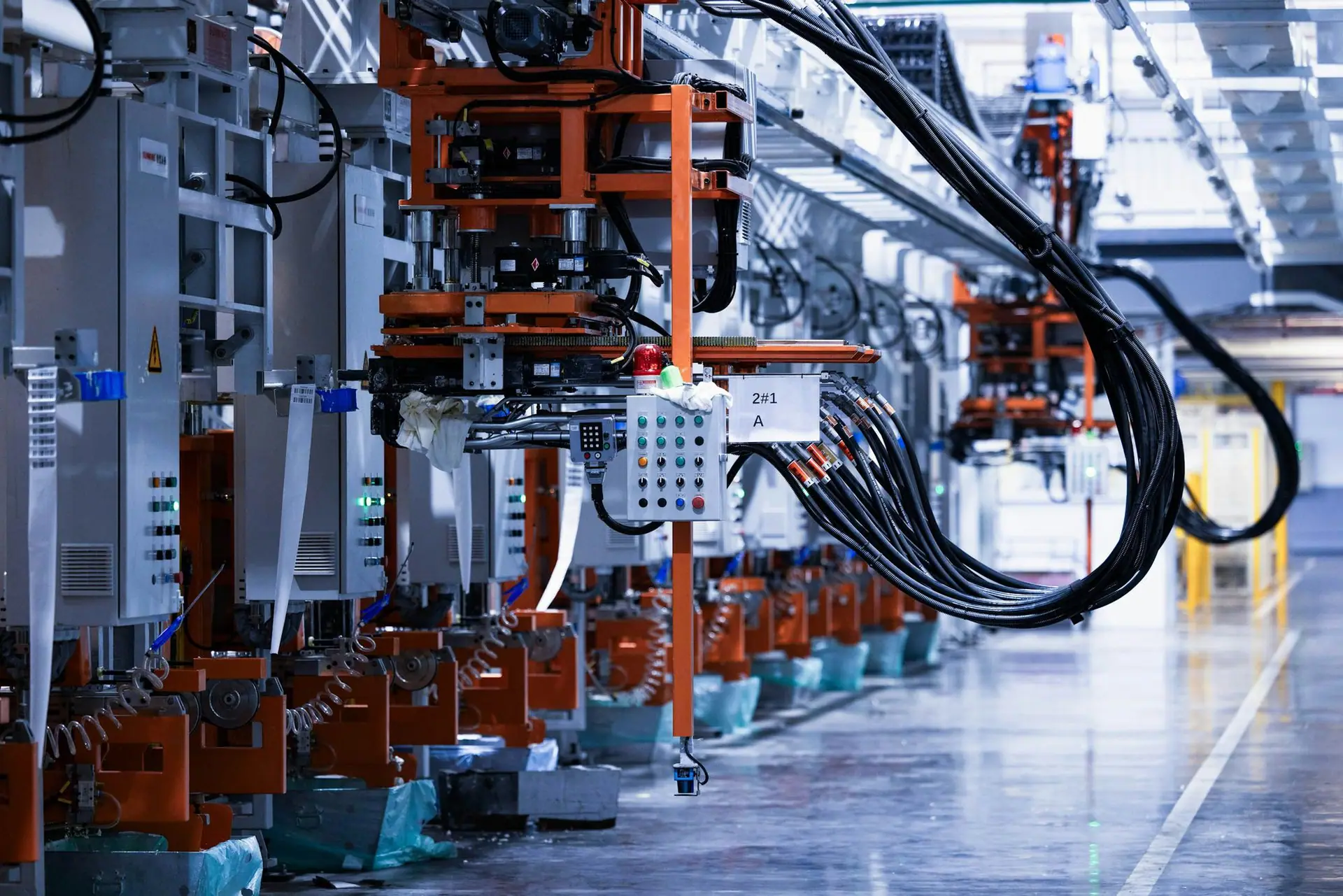 Robotlu otomatik üretim hattı